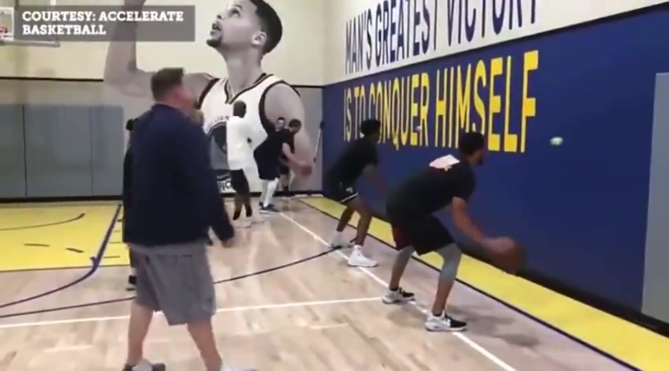 笑死！东契奇和库里、杰伦格林一起训练，这个速率明显慢一拍啊